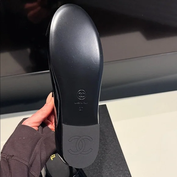BRAND NEW CHANEL Black Patent Leather Mary Jane Flats - Picture 5 of 8